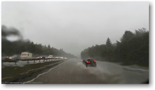 stroemender regen auf der autobahn A7 bei kassel