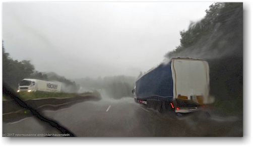 stroemender regen auf der autobahn A7 bei kassel