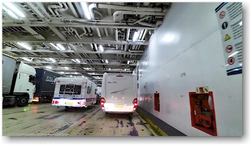 autodeck der faehre stena scandinavia im hafen von kiel