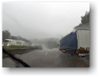 stroemender regen auf der autobahn A7 bei kassel