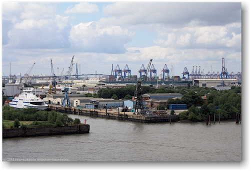 aussicht von der elbphilharmonie auf den hafen in hamburg