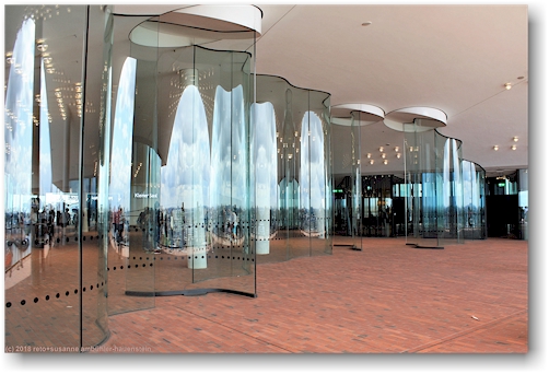 durchgang von der terrasse zum innenraum der elbphilharmonie in hamburg