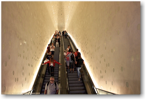 rolltreppe in der elbphilharmonie in hamburg