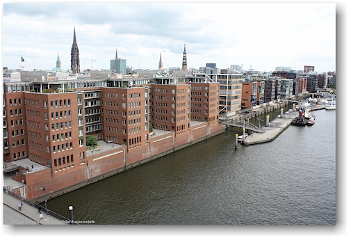 aussicht von der elbphilharmonie auf den sandtorhafen