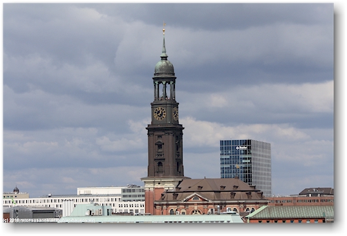 aussicht von der elbphilharmonie auf die sankt michaeliskirche