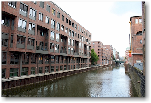 haeuser entlang des herrengrabenfleet in hamburg