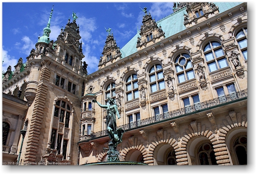 innenhof des rathaus in hamburg