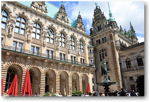 innenhof des rathaus in hamburg