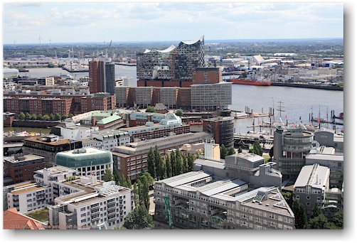 aussicht vom turm der sankt michaeliskirche auf die elbphilharmonie in hamburg