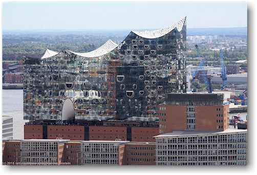 aussicht vom turm der sankt michaeliskirche auf die elbphilharmonie in hamburg