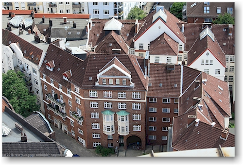 aussicht vom turm der sankt michaeliskirche auf die nahen haeuser in hamburg