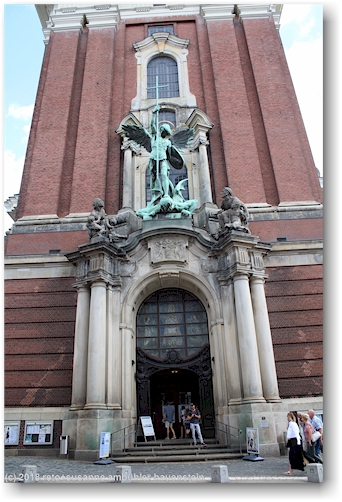 eingang zur sankt michaeliskirche in hamburg