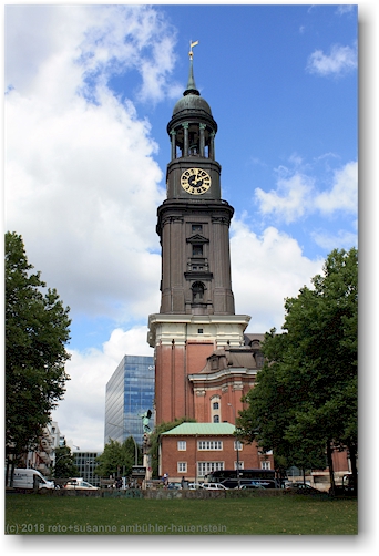 turm der sankt michaeliskirche in hamburg