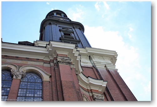 turm der sankt michaeliskirche in hamburg