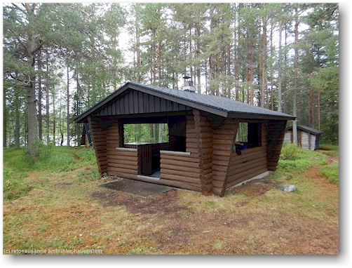 schutzhuette auf der insel peltosaari im poeylioejaervi bei kemijaervi