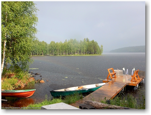 regenschauer beim kanuverleih am ufer des poeylioejaervi