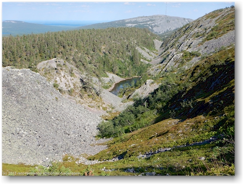 annikinlampi mit kultakero im hintergrund im pyhae-luosto nationalpark