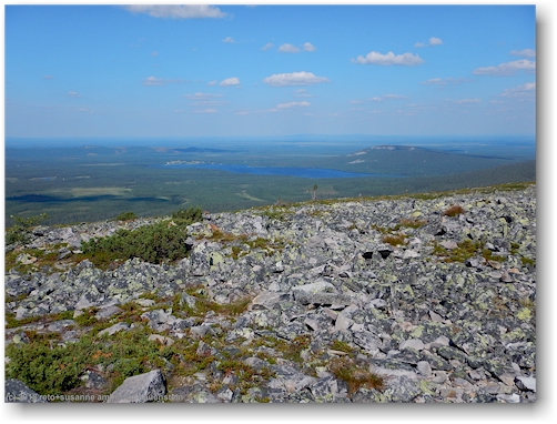 blick vom gipfel des noitatunturi im pyhae-luosto nationalpark richtung nordosten mit pyhaejaervi im hintergrund