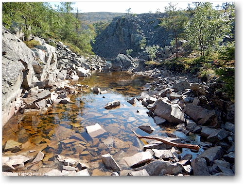 kleiner tuempel am fuss des noitatunturi im pyhae-luosto nationalpark