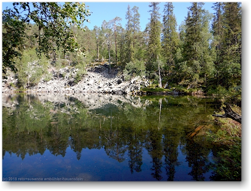 kleiner see oravalampi bei der schutzhuette oravanlampi im pyhae-luosto nationalpark