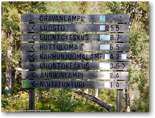 wegweiser bei der schutzhuette oravanlampi im pyhae-luosto nationalpark