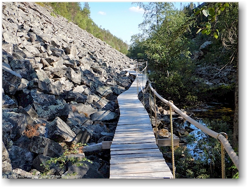 wandersteg bei pyhaekuru im pyhae-luosto nationalpark
