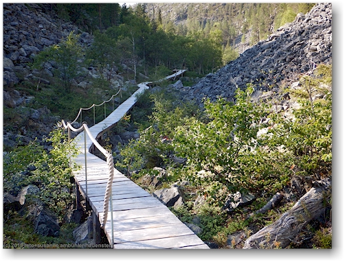 wandersteg bei pyhaekuru im pyhae-luosto nationalpark
