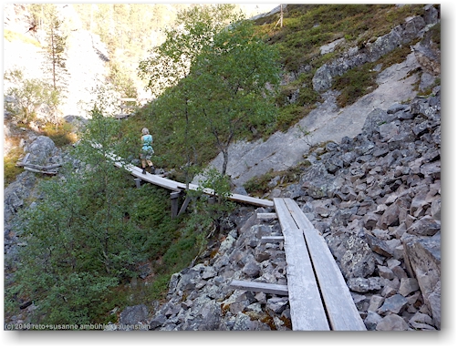 steg beim westlichen zugang zum pyhaenkasteenlampi im pyhae-luosto nationalpark