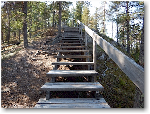 sehr lange treppe entlang des wanderweges im pyhae-luosto nationalpark