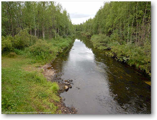 blick von der bruecke entlang der strasse 9621 auf den pyhaejoki