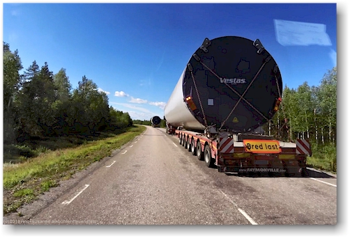 schwertransporter unterwegs auf der strasse 394