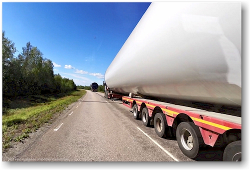 schwertransporter unterwegs auf der strasse 394