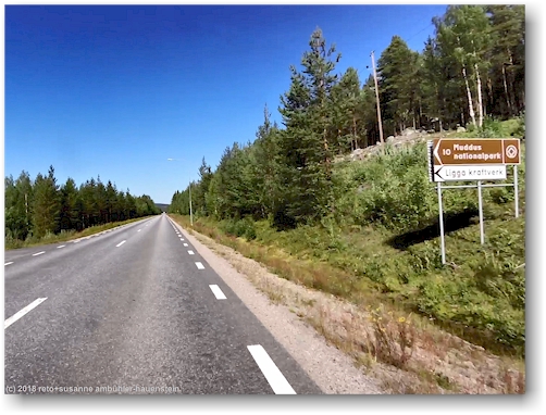abzweiger von der strasse E45 richtung muddus nationalpark