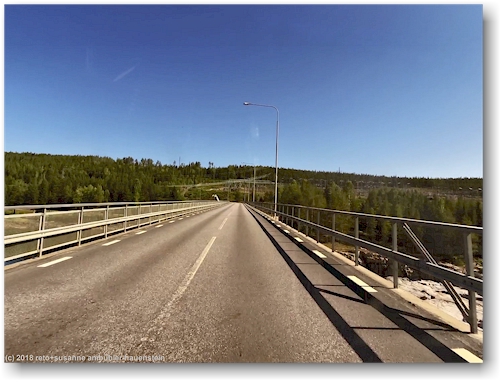 strasse E45 ueber den damm im stora luleaelven