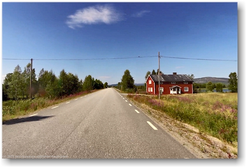 typisch schwedisches haus bei tjamotis an der strasse 805