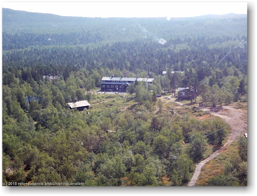 blick aus dem helikopter beim anflug auf die fjaellstation saltoluokta