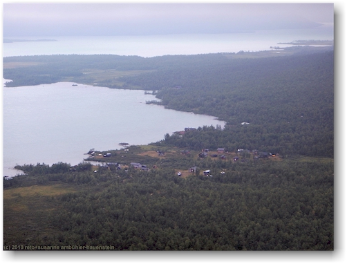 blick aus dem helikopter auf die sitojaurestugorna am ufer des sitojaure