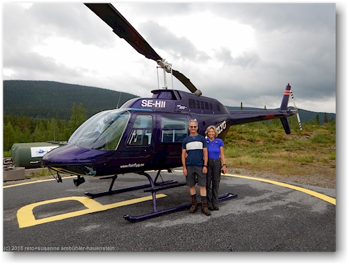 reto und susanne vor dem helikopter auf dem heliport in kvikkjokk