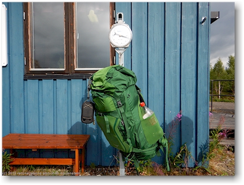 retos rucksack an der federwaage auf dem heliport in kvikkjokk