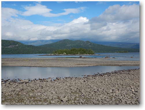 ufer des langas bei saltoluokta mit kleiner insel
