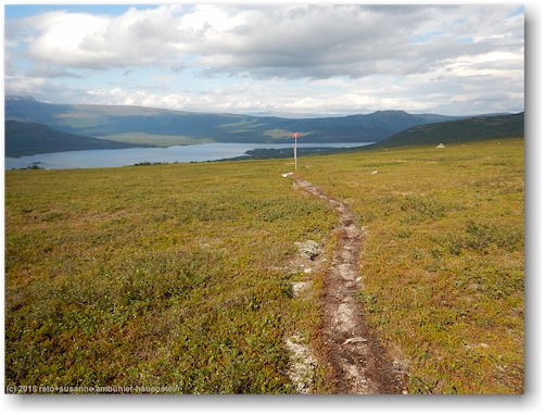 wanderweg bei saltoluokta mit langas im hintergrund
