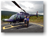 reto und susanne vor dem helikopter auf dem heliport in kvikkjokk