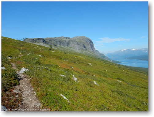 wanderweg entlang der flanke richtung lulep kierkau mit langas im hintergrund