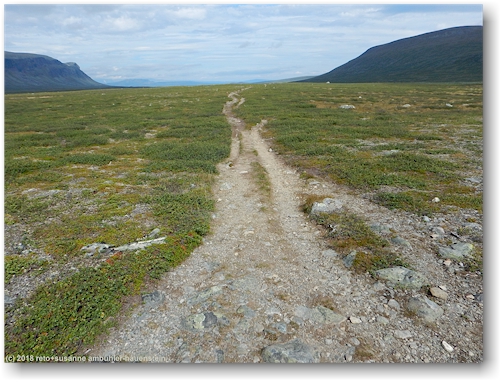 kungsleden am suedlichen ende des tals des autsutj-jakka