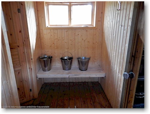 vorraum der sauna bei der aktsestuga