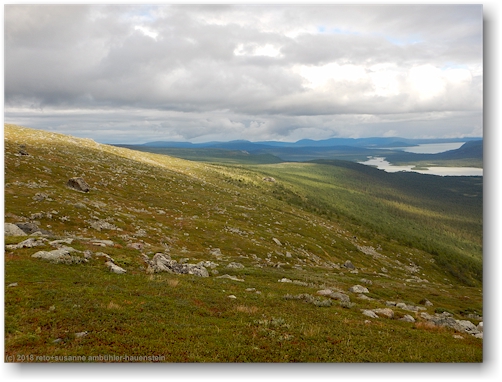 karge fjaelllandschaft am skierfe mit laitaure im hintergrund