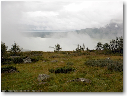 laitaure im nebel waehrend dem aufstieg zum skierfe
