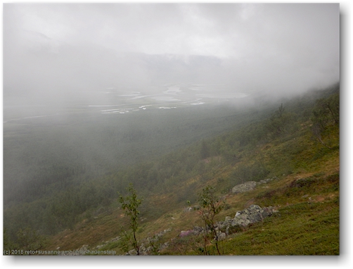 rapadalen im nebel waehrend dem aufstieg zum skierfe