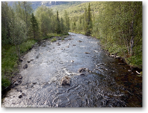 blick von der bruecke auf den tjaltajakka - flussabwaerts