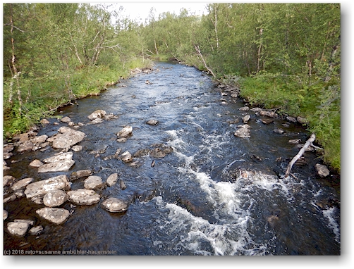 blick von der bruecke auf den tjaltajakka - flussaufwaerts